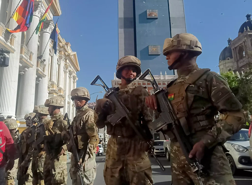 Militares irrumpen en sede del gobierno en Bolivia