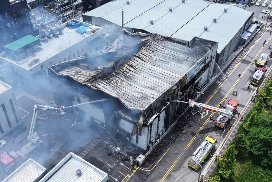 Hallan más de 20 cuerpos en fábrica incendiada en Corea del Sur
