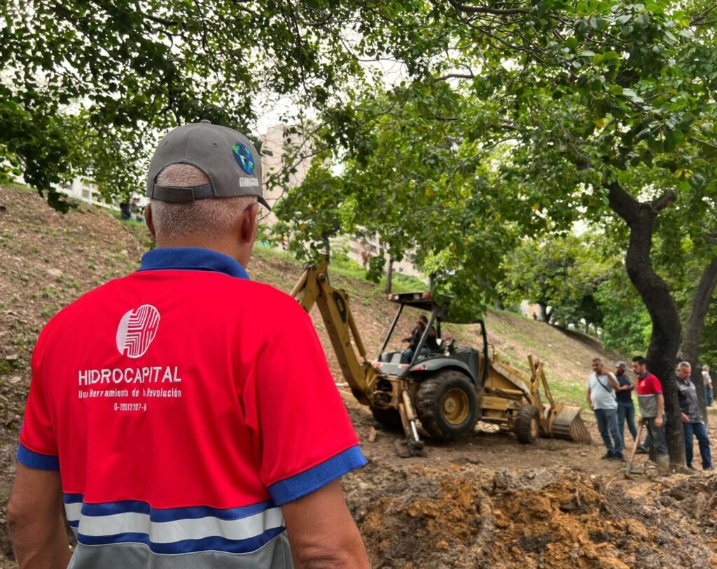 Hidrocapital repara avería en la autopista Valle - Coche