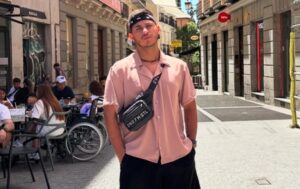 ¡Dominio total del mundo! Influencer graba a venezolanos tocando música llanera en una reconocida plaza de Madrid