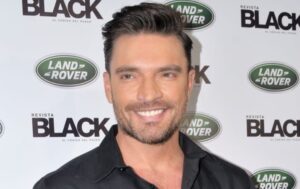 ¡Como Dios lo trajo al mundo! Julián Gil enciende las redes posando sin ropa en la cama