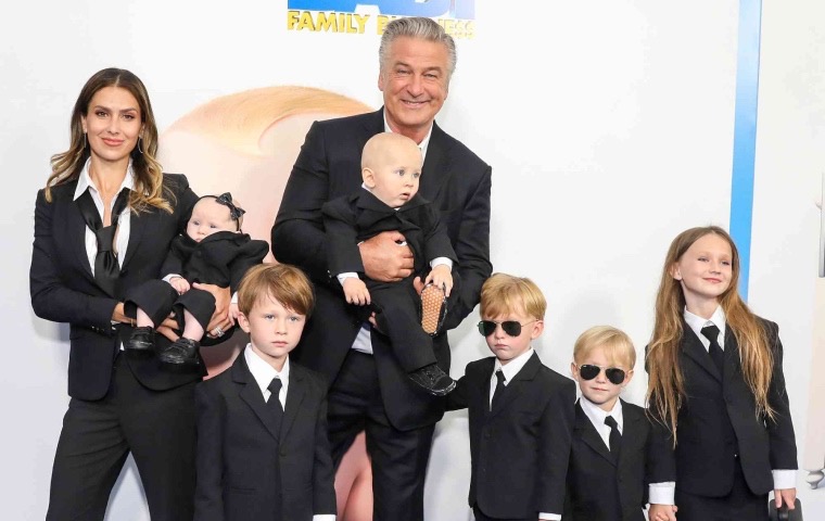 A un mes de enfrentar su juicio por homicidio involuntario, Alec Baldwin anuncia “un reality show” con su familia
