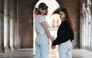 Tras dos años de relación en secreto, Cara Delevingne presenta a su novia