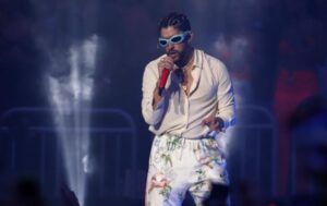 Critican actitud de Bad Bunny ante el incómodo momento con una bailarina durante su show