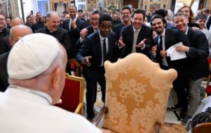 El papa Francisco dio la bienvenida a más de 100 comediantes en el Vaticano