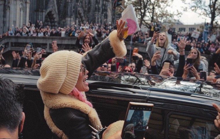 Karol G responde a quienes critican que sus conciertos “están llenos de latinos”