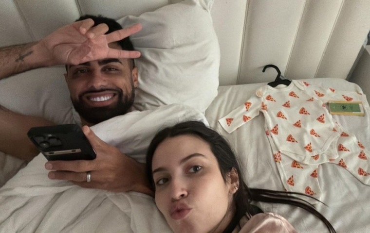 Jay Wheeler comparte emocionado la primera ropita de su bebé