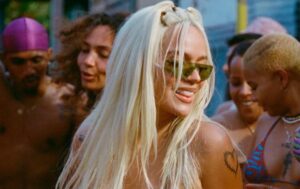 Karol G bailó con sus seguidores su más reciente tema frente a la Torre Eiffel