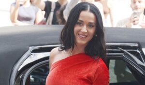 Katy Perry lució un vestido de casi 200 metros de cola con la letra de su próxima canción