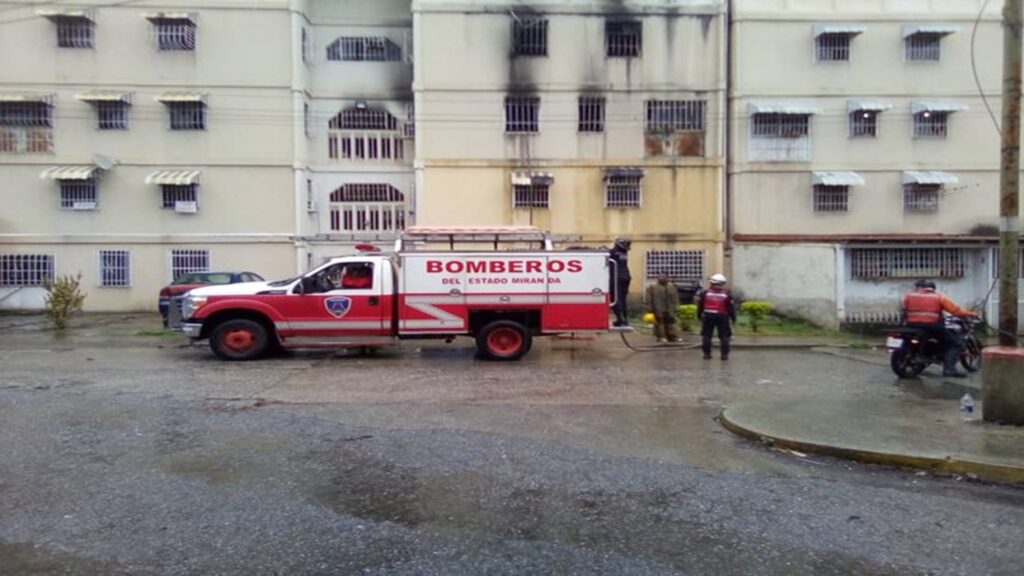 Una niña y una mujer muertas en un incendio en un apartamento en Guarenas