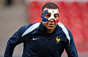 Kylian Mbappé practicó con su máscara al estilo Tortuga Ninja previo al partido contra Países Bajos