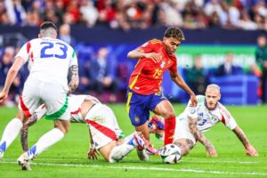 España derrota a Italia 1 a 0 y pasa a octavos de final