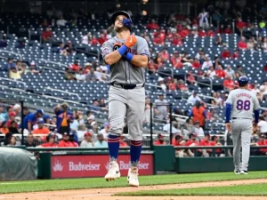 Luis Torrens pegó dos jonrones con los Mets