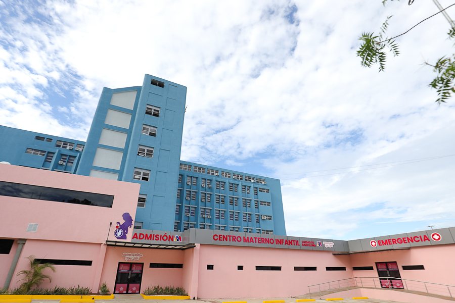 Maduro "entrega de paquete" área de maternidad en hospital de Barcelona