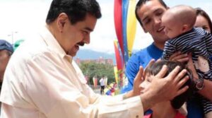 Maduro felicita a los padres en su día