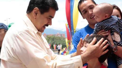 Maduro felicita a los padres en su día