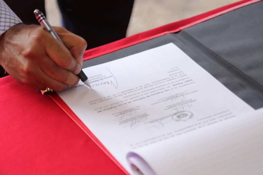 Maduro firma ejecútese de la Ley Orgánica del Poder Popular