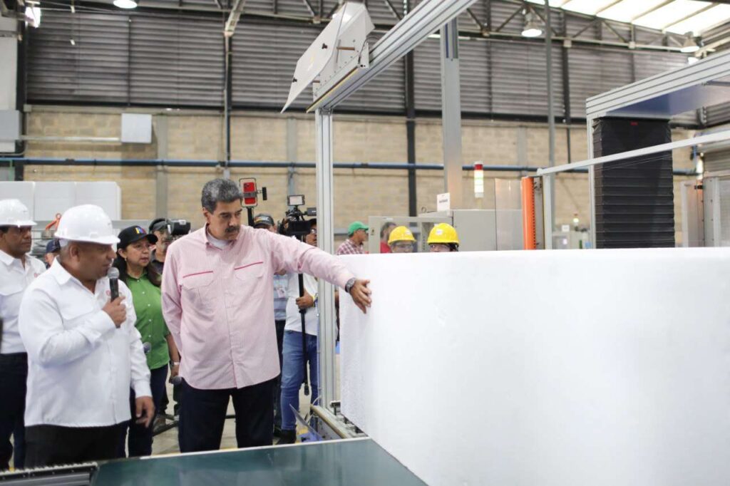 Maduro: nadie va a privatizar la vivienda en Venezuela