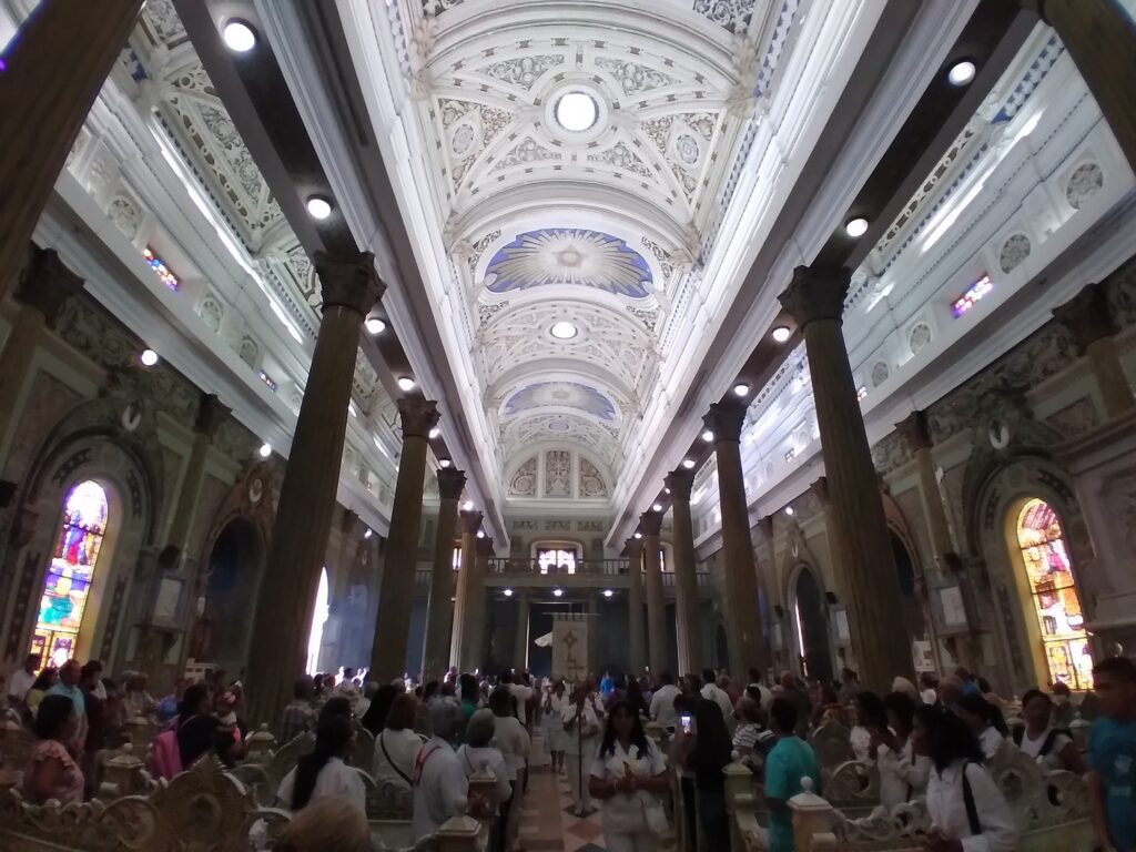 Maduro realizó recorrido por la Basílica Nuestra Señora de Chiquinquirá