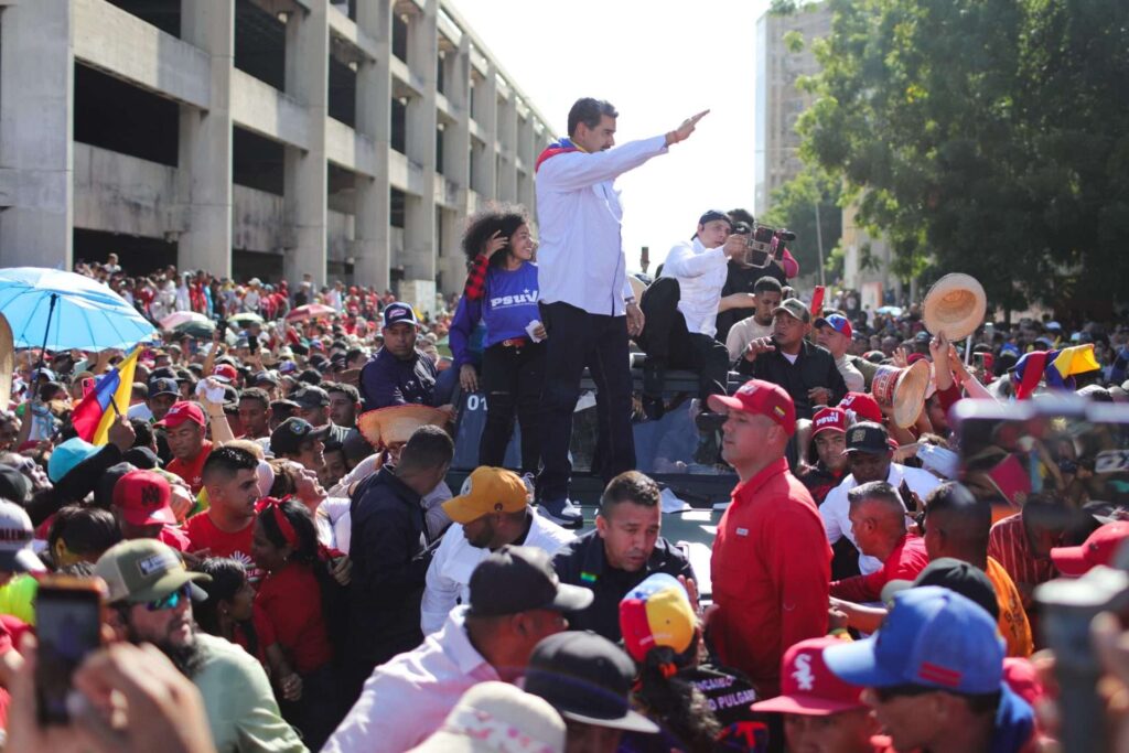 Maduro se bañó de pueblo en el estado Zulia