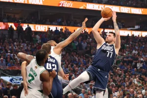Dallas aplasta 122-84 a Boston y evita la barrida en las Finales de la NBA