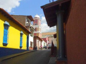 Niños y niñas pintan Petare y aprenden su historia