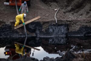 Petroecuador confirma derrame de crudo en un río amazónico