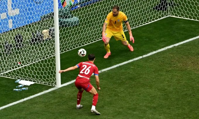 Serbia nubla el histórico pase de Eslovenia a los octavos de final