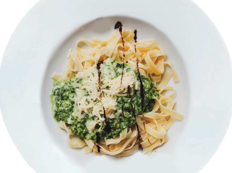 Tallarines con salsa de espinacas