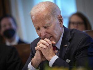 Un Biden desesperado trata de calmar a sus donantes tras el revés del debate