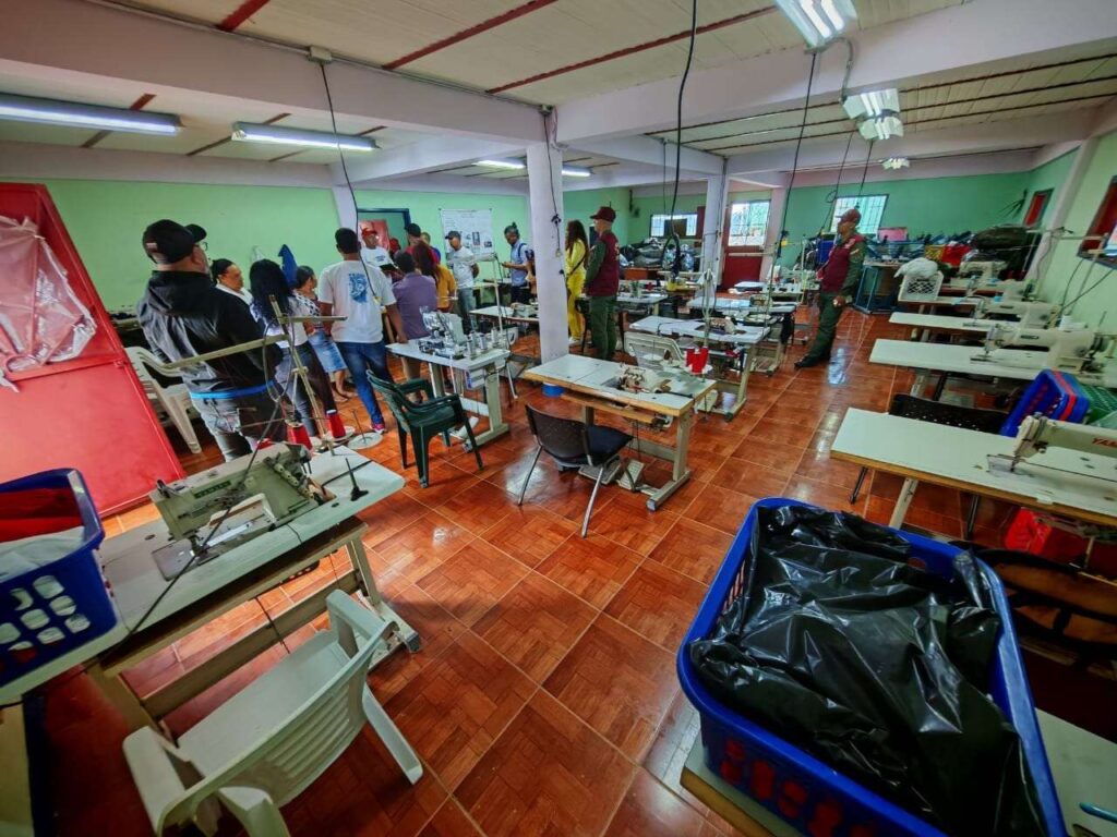 Vecinos de Antímano crían cerdos y cosen ropa