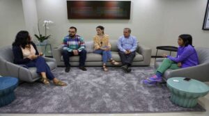 Vicepresidenta debate estrategias económicas con expertos internacionales