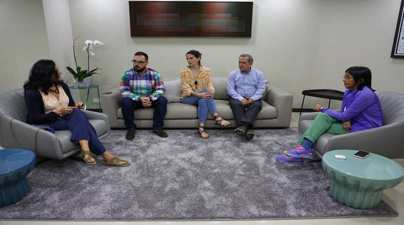 Vicepresidenta debate estrategias económicas con expertos internacionales