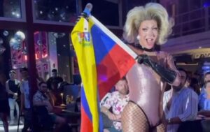 Vestido de Drag, influencer venezolano desinformó a la comunidad LGBTQ+ y así lo destruyen