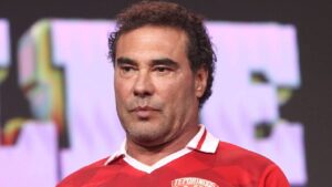 ¡Escándalo! Eduardo Yáñez roba celular de reportera