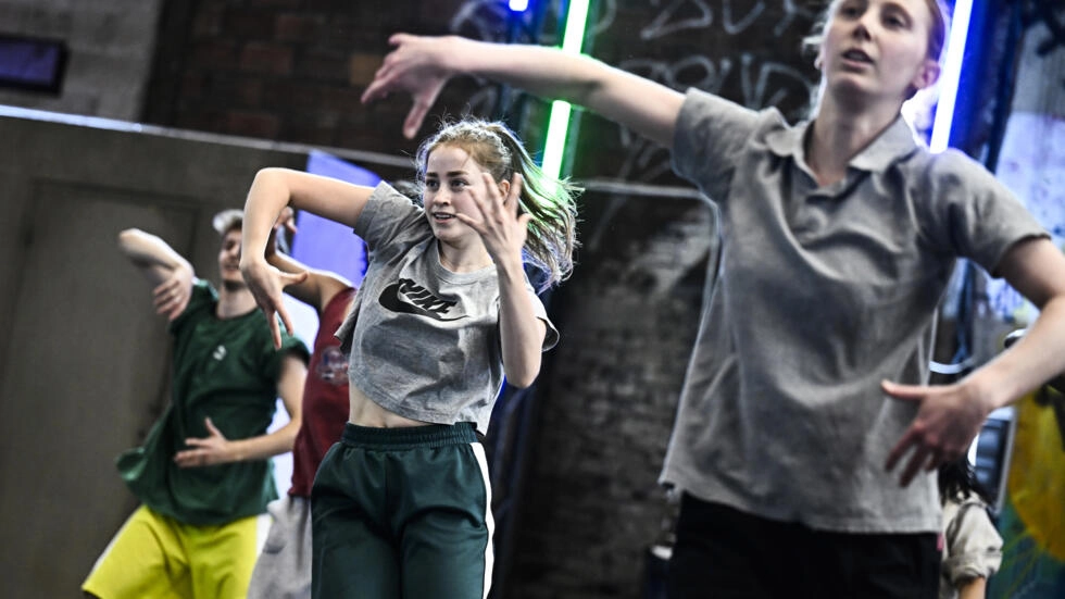 La coreografía de la ceremonia de apertura de los JJ OO se ensaya en secreto en un hangar