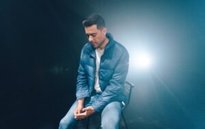 Carlos Rivera está de estreno con un tema dedicado a los padres