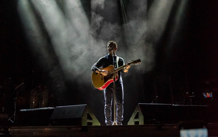A pesar de la lluvia, Fonseca se presentó en Caracas con un show inolvidable