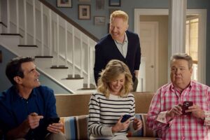 Los Dunphy vuelven a su icónico salón en una desilusionante reunión de 'Modern Family'… en forma de anuncio de Whatsapp