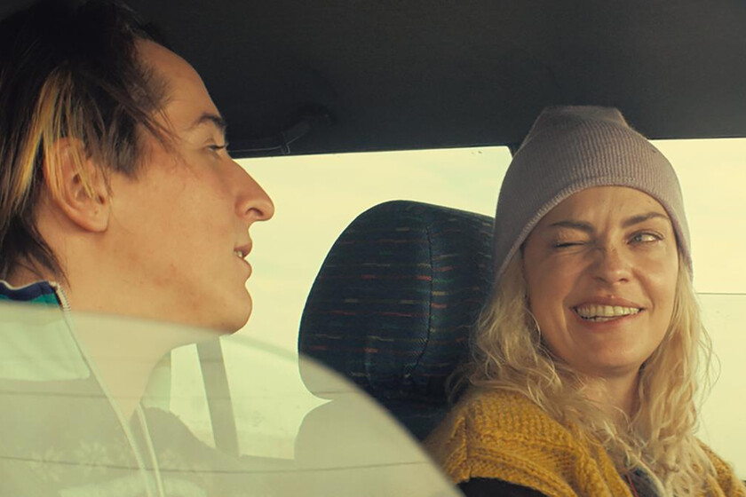 'Blondi' (2024), crítica | Disecciona con sentido del humor a una madre que confunde ser diferente y única con la antipatía y fumar porros