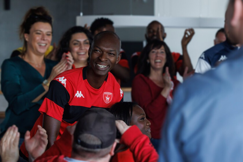 La Fiebre (2024), crítica - Una fascinante exploración de un escándalo en el fútbol francés del creador de Baron Noir