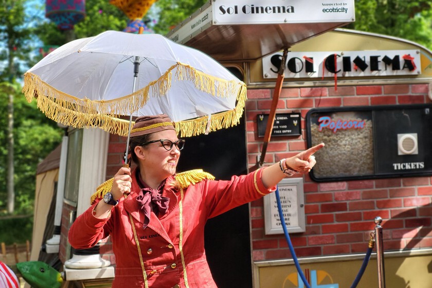 El llamado "cine más pequeño del sistema solar" que se opone al estancamiento de Hollywood y cabe dentro de una caravana móvil
