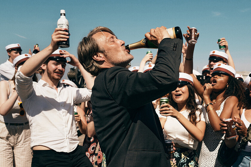 Gratis en RTVE Play esta oscarizada tragicomedia danesa sobre el consumo de alcohol con un icónico Mads Mikkelsen