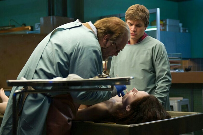 Max México tiene esta estupenda película de terror embotellada que protagonizan un par de forenses y un cadáver lleno de secretos