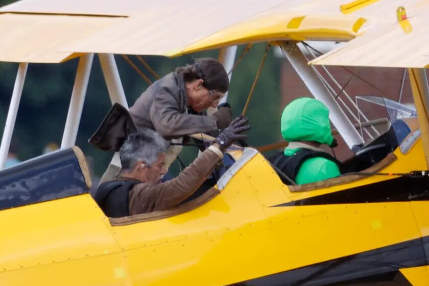 Tom Cruise vuelve a jugarse la vida colgando de un avión para 'Misión Imposible 8'. O, como él lo llama, otro lunes en la oficina