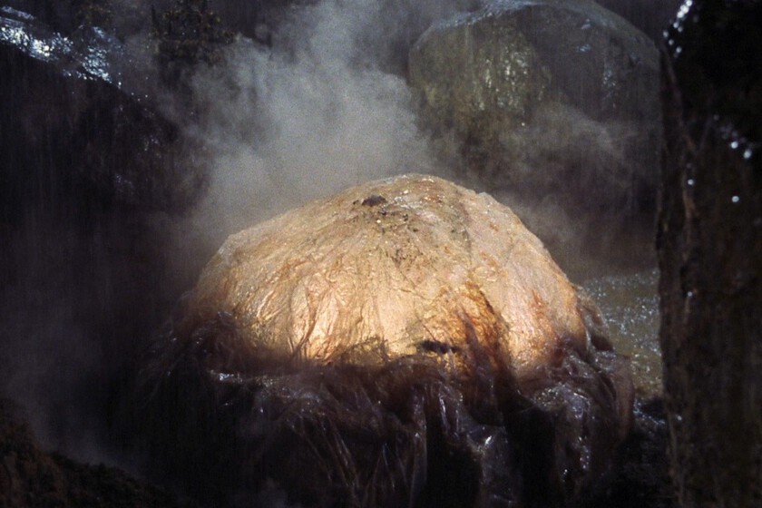 Llega una ola de calor tan abrasadora que los teléfonos dejan de funcionar y las televisiones explotan. La angustiosa película de ciencia ficción que siempre se nos olvida que existe