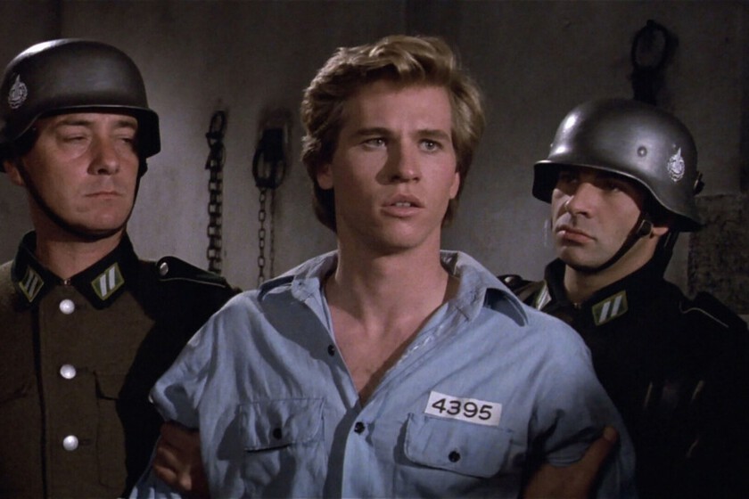 El debut de Val Kilmer es una descacharrante comedia musical de espías que puedes ver gratis en streaming