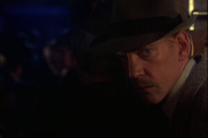 Últimos días para ver en Prime Video a Donald Sutherland liderando un tenso thriller sobre la Segunda Guerra Mundial