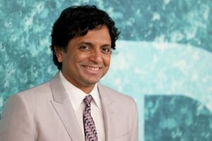M. Night Shyamalan explica la magia tras los títulos de una sola palabra y elogia el de una de las sagas más exitosas de cine de animación. "No hay manera de que un estudio haya aceptado eso"