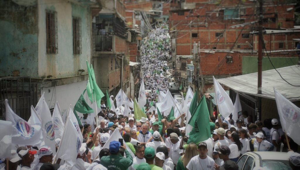 Luis Eduardo Martínez arrancó su campaña con multitudinaria concentración en Catia